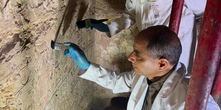 سقارة تبوح بأسرار جديدة.. اكتشاف 3 مقابر صخرية من عصر الدولة الحديثة في جبانة البوباسطيون