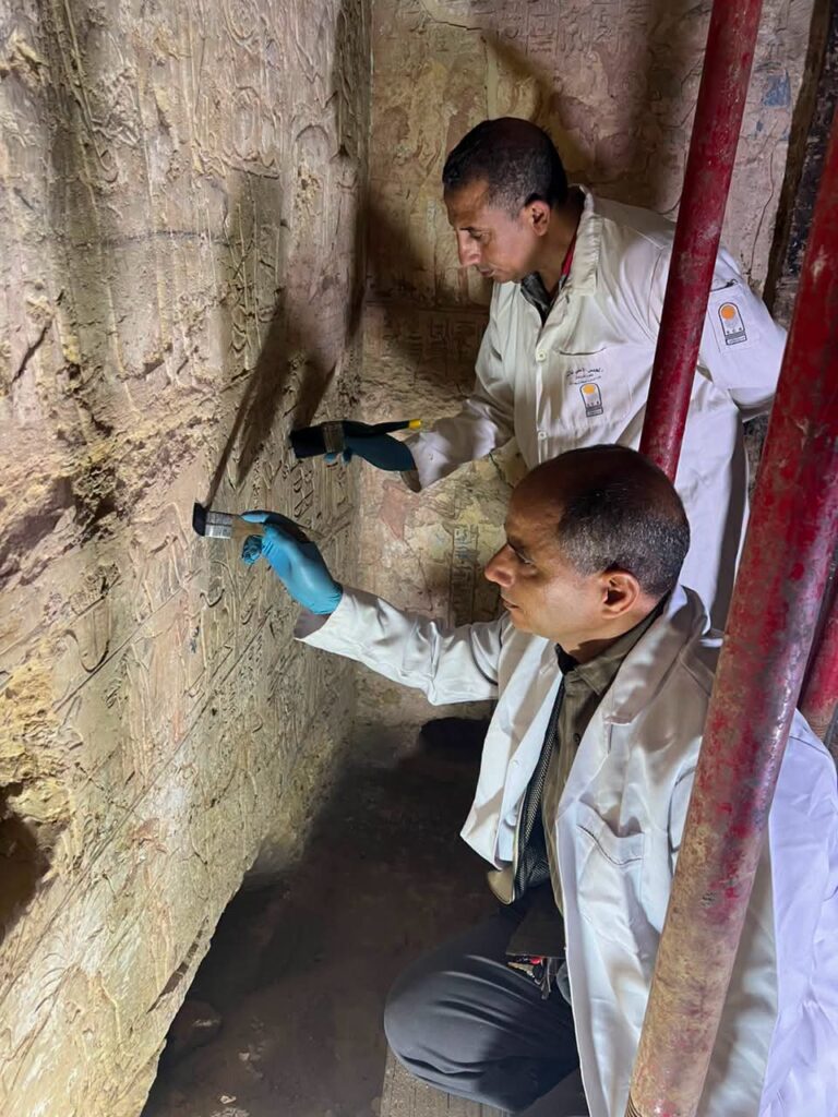 سقارة تبوح بأسرار جديدة.. اكتشاف 3 مقابر صخرية من عصر الدولة الحديثة في جبانة البوباسطيون